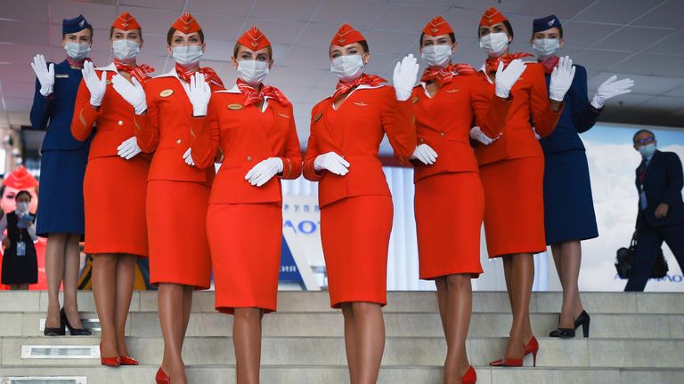 Стюардессы авиакомпании Аэрофлот на выставочной экспозиции в рамках Восточного экономического форума во Владивостоке Стюардессы авиакомпании Аэрофлот на выставочной экспозиции в рамках Восточного экономического форума во Владивостоке