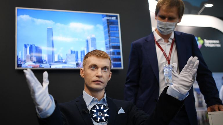 Робот-консультант Промобот v4, представленный на выставочной экспозиции в рамках Восточного экономического форума во Владивостоке Робот-консультант Промобот v4, представленный на выставочной экспозиции в рамках Восточного экономического форума во Владивостоке