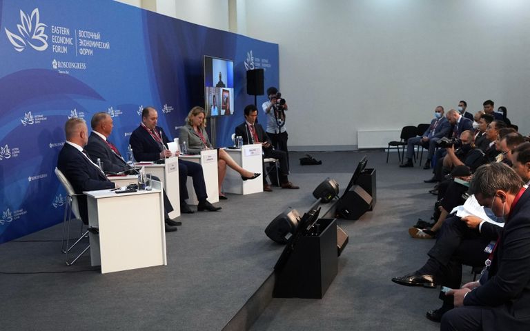 Участники сессии Бизнес-диалог Россия - АСЕАН в рамках Восточного экономического форума во Владивостоке Участники сессии Бизнес-диалог Россия - АСЕАН в рамках Восточного экономического форума во Владивостоке