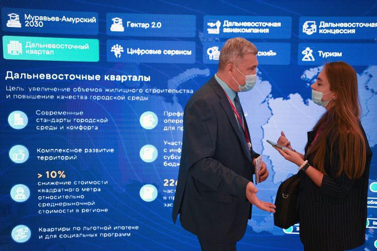 Посетители на отраслевой выставке Добро пожаловать на Дальний Восток! в рамках Восточного экономического форума во Владивостоке Посетители на отраслевой выставке Добро пожаловать на Дальний Восток! в рамках Восточного экономического форума во Владивостоке