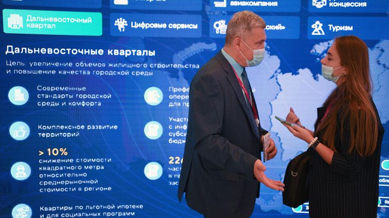 Посетители на отраслевой выставке Добро пожаловать на Дальний Восток! в рамках Восточного экономического форума во Владивостоке Посетители на отраслевой выставке Добро пожаловать на Дальний Восток! в рамках Восточного экономического форума во Владивостоке