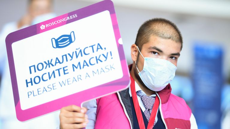Волонтер с информационной табличкой на выставочной экспозиции в рамках Восточного экономического форума во Владивостоке Волонтер с информационной табличкой на выставочной экспозиции в рамках Восточного экономического форума во Владивостоке