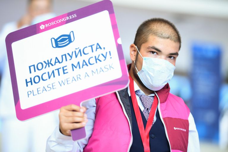 Волонтер с информационной табличкой на выставочной экспозиции в рамках Восточного экономического форума во Владивостоке Волонтер с информационной табличкой на выставочной экспозиции в рамках Восточного экономического форума во Владивостоке
