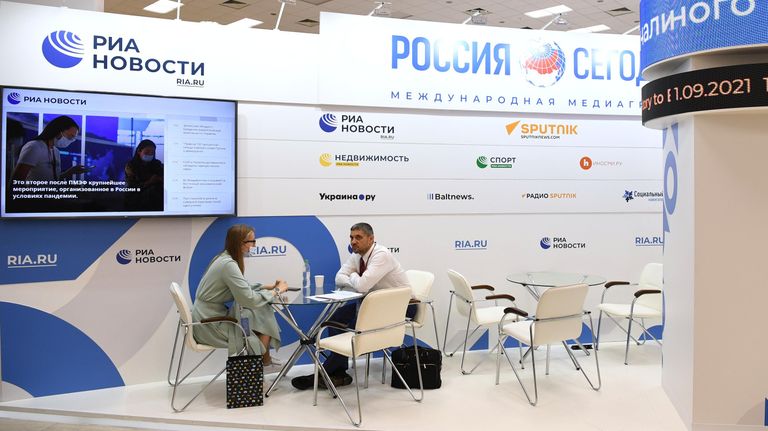 Губернатор Забайкальского края Александр Осипов во время интервью на стенде Международного информационного агентства Россия сегодня на VI Восточном экономическом форуме во Владивостоке Губернатор Забайкальского края Александр Осипов во время интервью на стенде Международного информационного агентства Россия сегодня на VI Восточном экономическом форуме во Владивостоке