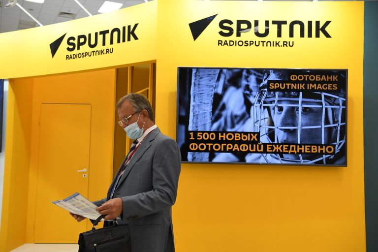 Участник форума возле радиорубки Sputnik на VI Восточном экономическом форуме во Владивостоке Участник форума возле радиорубки Sputnik на VI Восточном экономическом форуме во Владивостоке