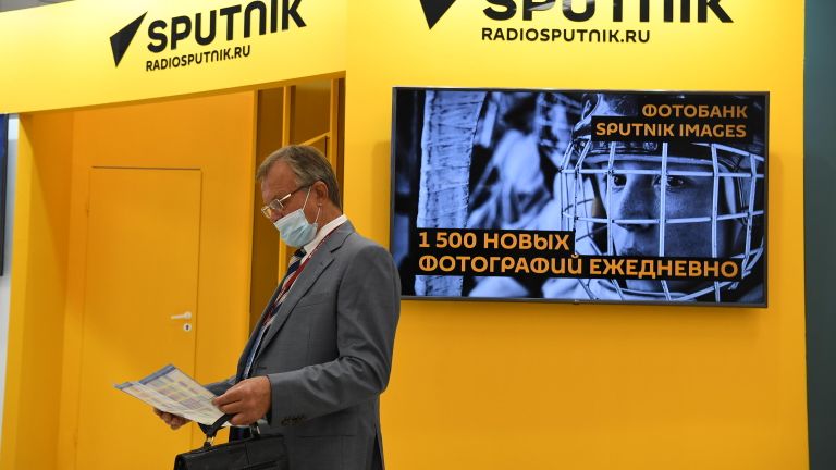 Участник форума возле радиорубки Sputnik на VI Восточном экономическом форуме во Владивостоке Участник форума возле радиорубки Sputnik на VI Восточном экономическом форуме во Владивостоке