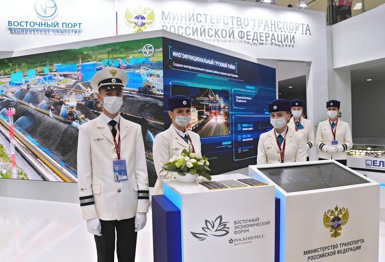 Стенд Министерства транспорта РФ на выставочной экспозиции в рамках Восточного экономического форума во Владивостоке Стенд Министерства транспорта РФ на выставочной экспозиции в рамках Восточного экономического форума во Владивостоке