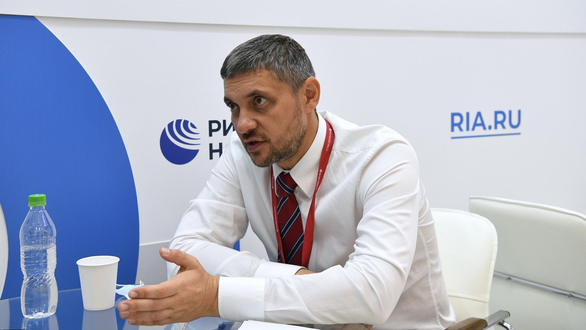 Губернатор Забайкальского края Александр Осипов во время интервью на стенде Международного информационного агентства Россия сегодня на Восточном экономическом форуме Губернатор Забайкальского края Александр Осипов во время интервью на стенде Международного информационного агентства Россия сегодня на Восточном экономическом форуме - РИА Новости, 1920, 02.09.2021