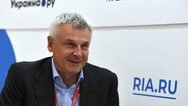 Губернатор Магаданской области Сергей Носов во время интервью на стенде Международного информационного агентства Россия сегодня на Восточном экономическом форуме
