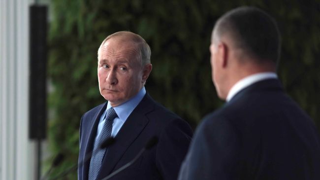 Президент РФ Владимир Путин во время осмотра интерактивной презентации результатов развития Дальнего Востока