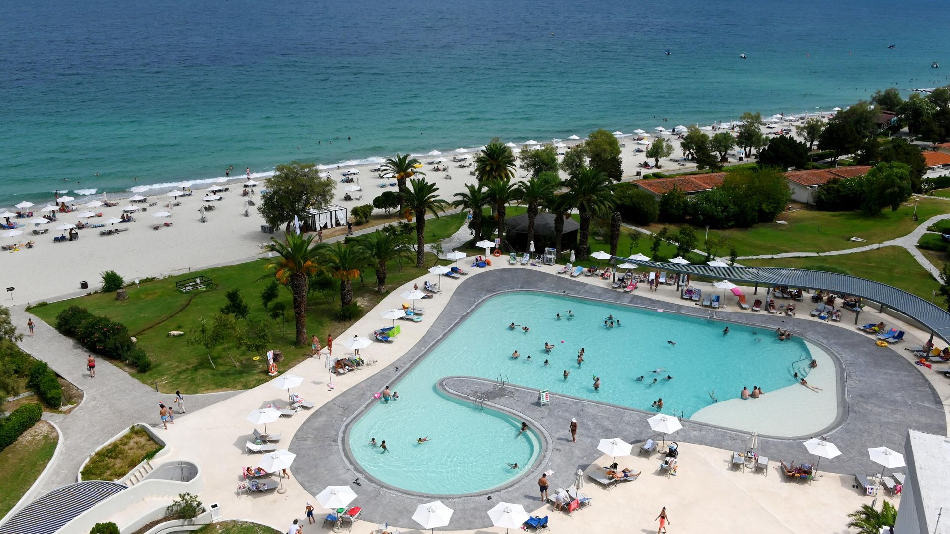 Вид бассейн и пляж отеля GHotels Pallini Beach на полуострове Кассандра в Греции Вид бассейн и пляж отеля GHotels Pallini Beach на полуострове Кассандра в Греции - РИА Новости, 1920, 07.06.2023