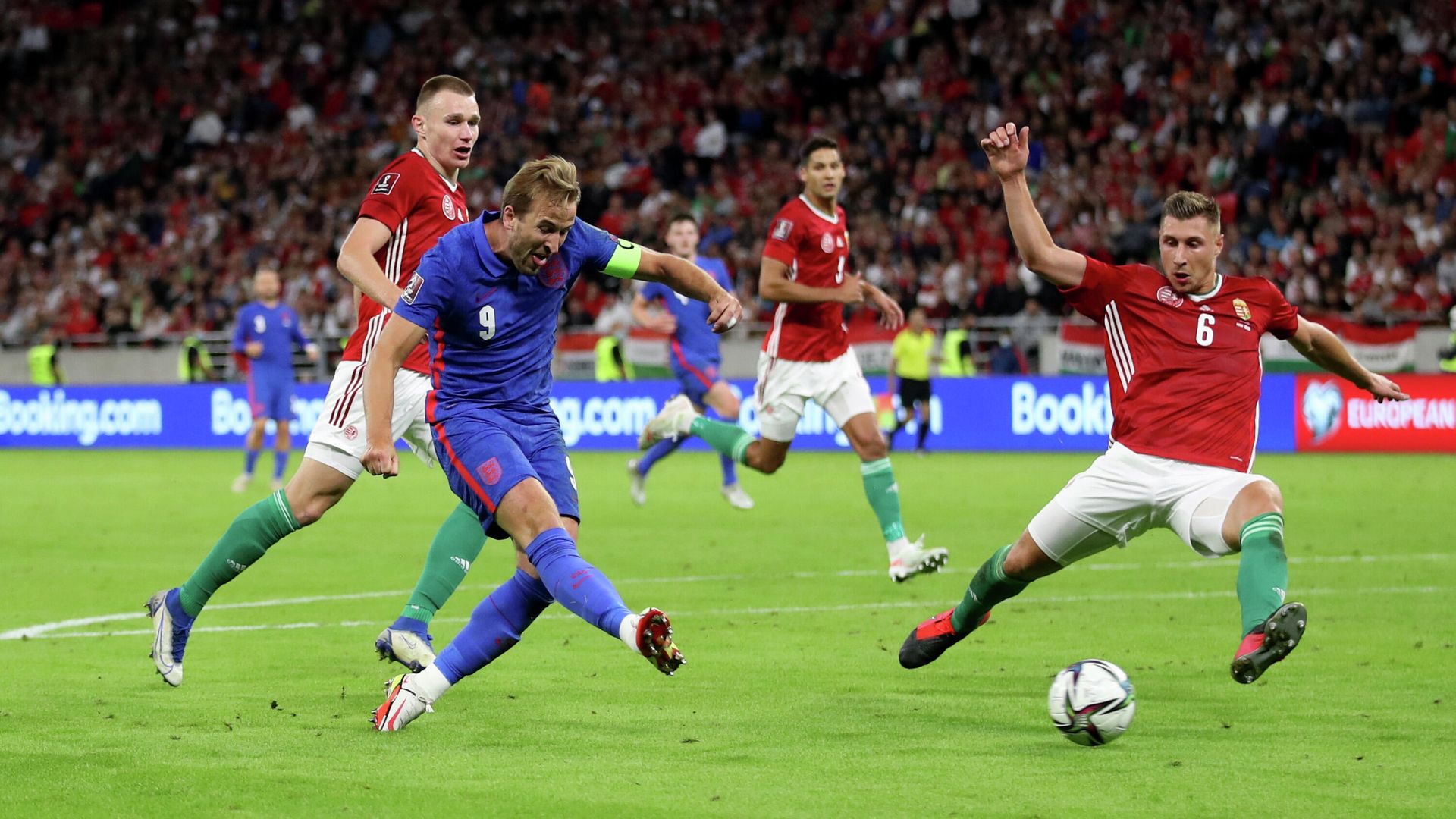 Soccer Football - World Cup - UEFA Qualifiers - Group I - Hungary v England - Puskas Arena, Budapest, Hungary - September 2, 2021 England's Harry Kane shoots at goal as Hungary's Willi Orban attempts to block REUTERS/Carl Recine Soccer Football - World Cup - UEFA Qualifiers - Group I - Hungary v England - Puskas Arena, Budapest, Hungary - September 2, 2021 England's Harry Kane shoots at goal as Hungary's Willi Orban attempts to block REUTERS/Carl Recine - РИА Новости, 1920, 03.09.2021
