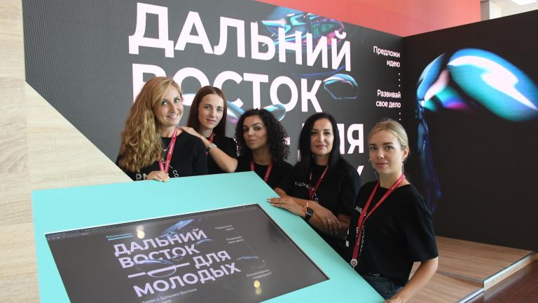 Девушки на Восточном экономическом форуме во Владивостоке Девушки на Восточном экономическом форуме во Владивостоке
