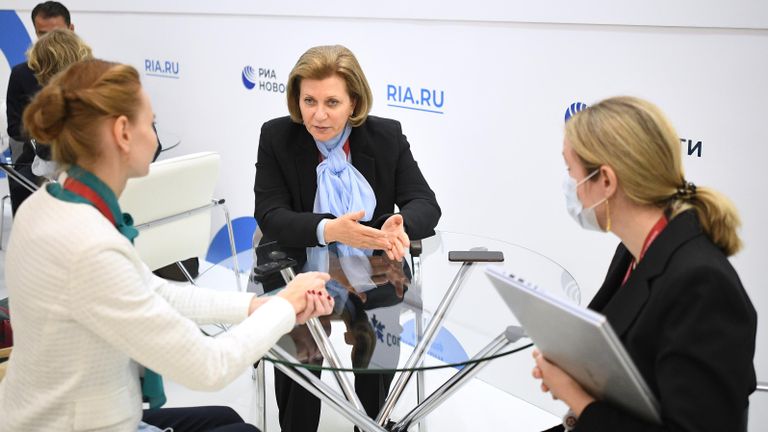 Руководитель Федеральной службы по надзору в сфере защиты прав потребителей и благополучия человека (Роспотребнадзор) - главный государственный санитарный врач РФ Анна Попова во время интервью на стенде МИА Россия сегодня на VI Восточном экономическом форуме во Владивостоке Руководитель Федеральной службы по надзору в сфере защиты прав потребителей и благополучия человека (Роспотребнадзор) - главный государственный санитарный врач РФ Анна Попова во время интервью на стенде МИА Россия сегодня на VI Восточном экономическом форуме во Владивостоке