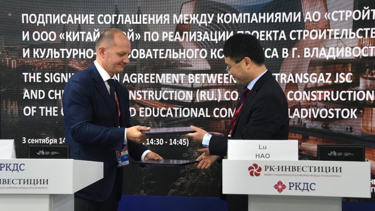 Генеральный директор, АО Стройтрансгаз Владимир Лавленцев и генеральный директор, ООО КитайСтрой Лу Хао на церемонии подписания соглашения в рамках ВЭФ во Владивостоке по реализации проекта строительства Музейного и Культурно-образовательного комплекса в г. Владивосток Генеральный директор, АО Стройтрансгаз Владимир Лавленцев и генеральный директор, ООО КитайСтрой Лу Хао на церемонии подписания соглашения в рамках ВЭФ во Владивостоке по реализации проекта строительства Музейного и Культурно-образовательного комплекса в г. Владивосток