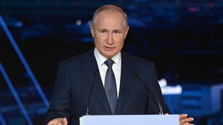 Президент РФ Владимир Путин выступает на пленарном заседании в рамках Восточного экономического форума во Владивостоке Президент РФ Владимир Путин выступает на пленарном заседании в рамках Восточного экономического форума во Владивостоке