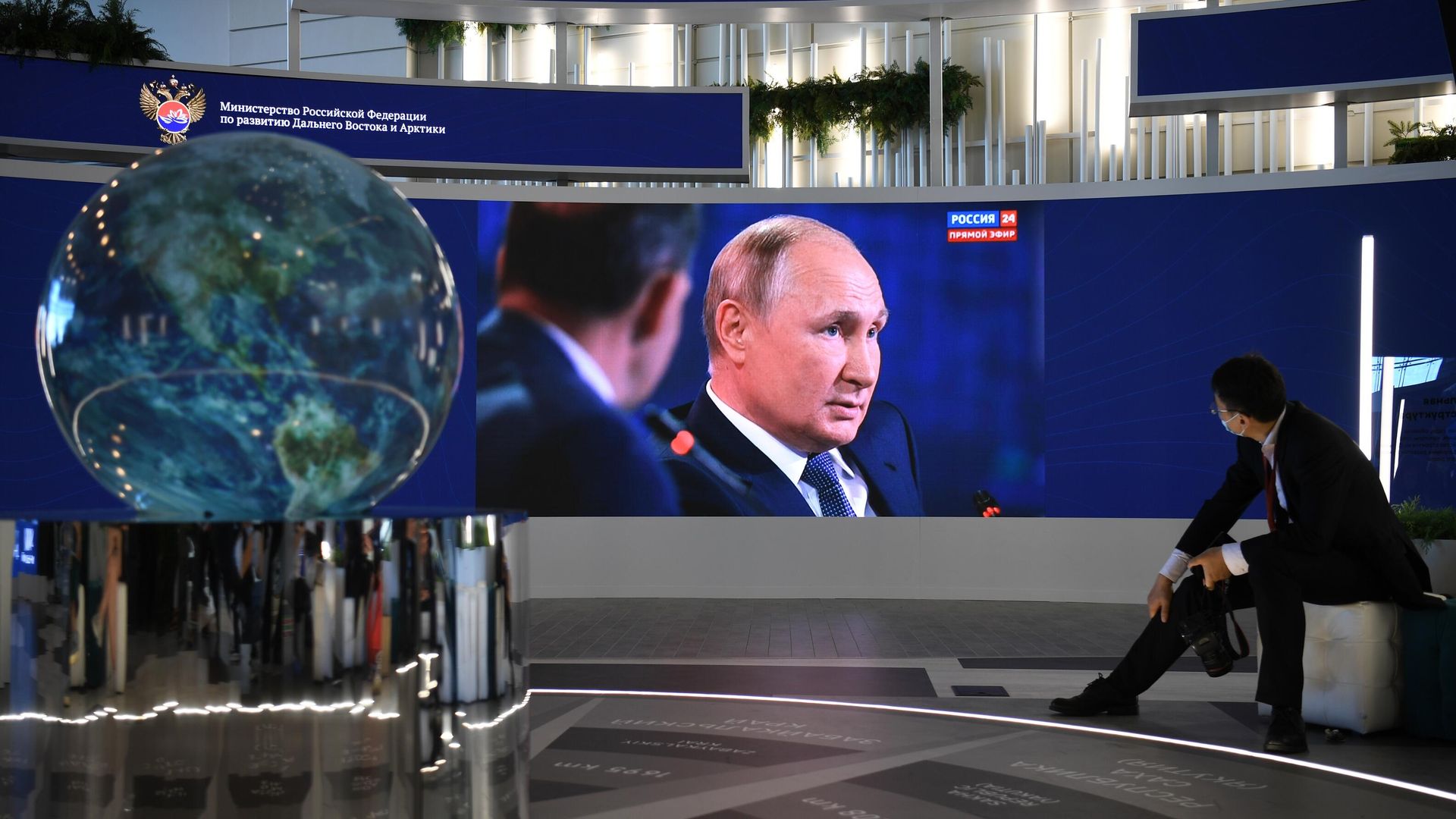 Трансляция выступления президента РФ Владимира Путина на Восточном экономическом форуме во Владивостоке Трансляция выступления президента РФ Владимира Путина на Восточном экономическом форуме во Владивостоке - РИА Новости, 1920, 03.09.2021