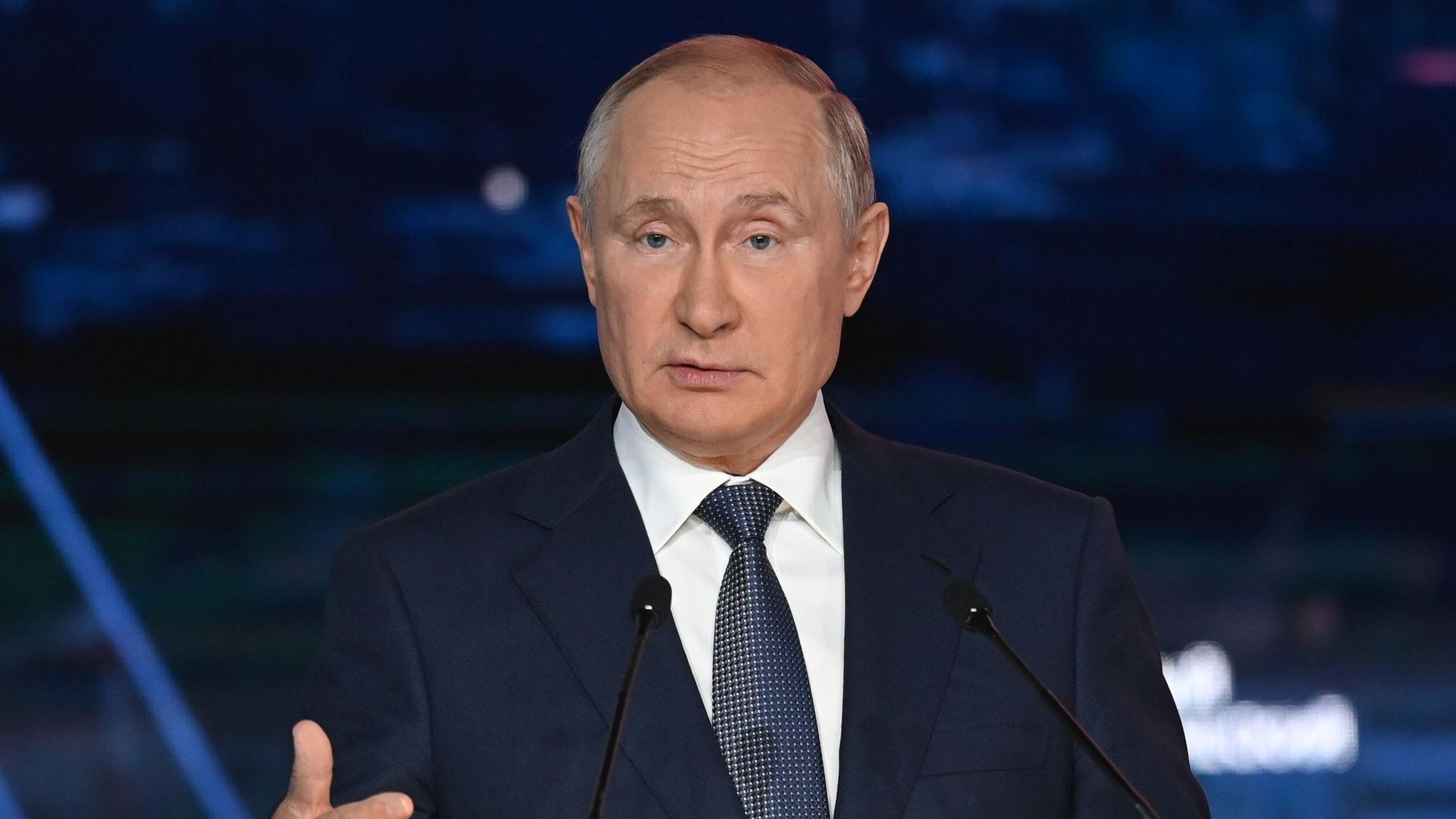 Президент РФ Владимир Путин выступает на пленарном заседании в рамках Восточного экономического форума во Владивостоке Президент РФ Владимир Путин выступает на пленарном заседании в рамках Восточного экономического форума во Владивостоке - РИА Новости, 1920, 03.09.2021