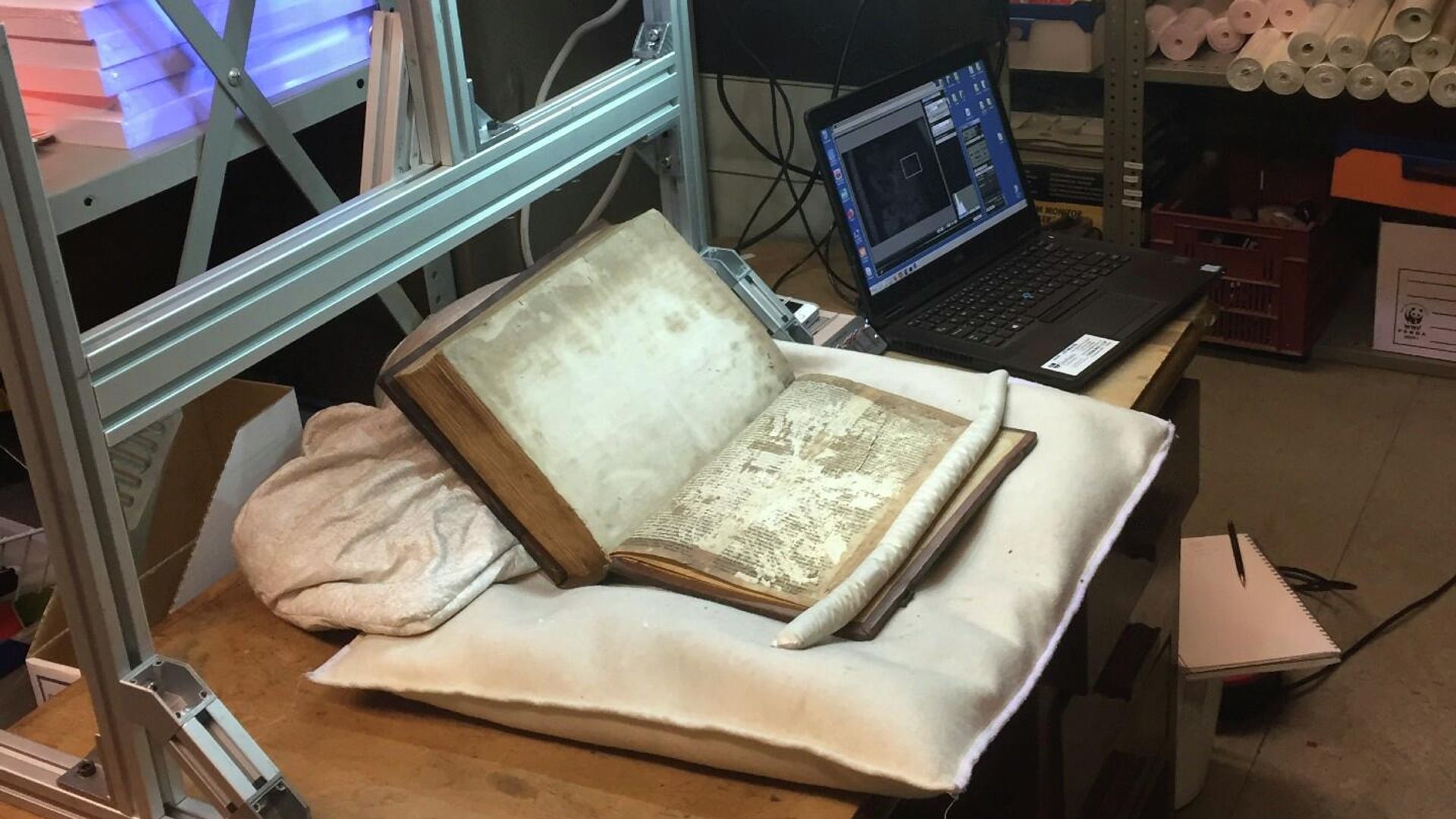 Эксперты расшифровали 770-летний манускрипт о волшебнике Мерлине Эксперты расшифровали 770-летний манускрипт о волшебнике Мерлине - РИА Новости, 1920, 06.09.2021