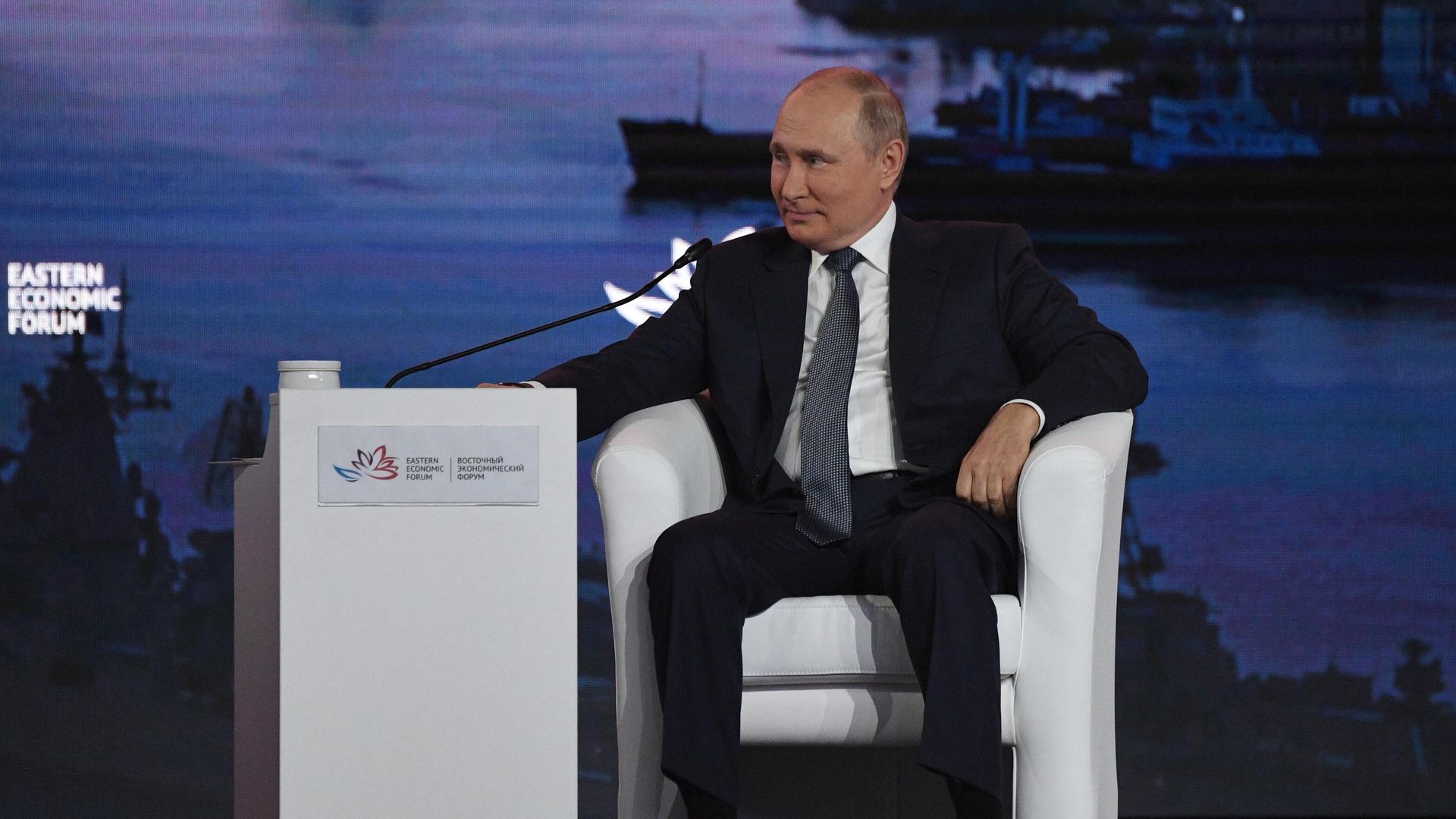 Президент РФ Владимир Путин на пленарном заседании в рамках Восточного экономического форума во Владивостоке Президент РФ Владимир Путин на пленарном заседании в рамках Восточного экономического форума во Владивостоке - РИА Новости, 1920, 03.09.2021