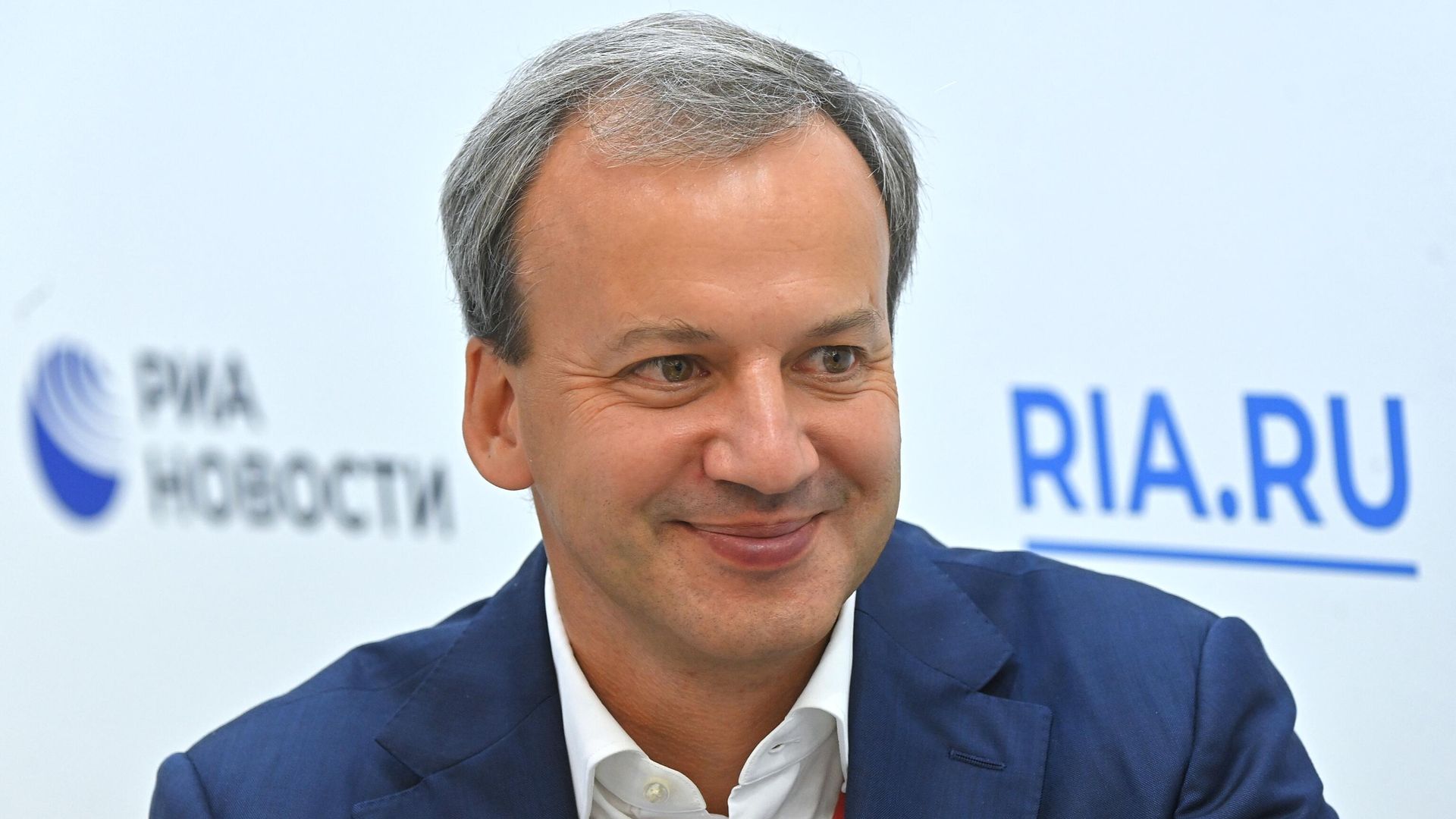 Председатель фонда Сколково Аркадий Дворкович во время интервью на стенде Международного информационного агентства (МИА) Россия сегодня на VI Восточном экономическом форуме во Владивостоке Председатель фонда Сколково Аркадий Дворкович во время интервью на стенде Международного информационного агентства (МИА) Россия сегодня на VI Восточном экономическом форуме во Владивостоке - РИА Новости, 1920, 09.09.2021