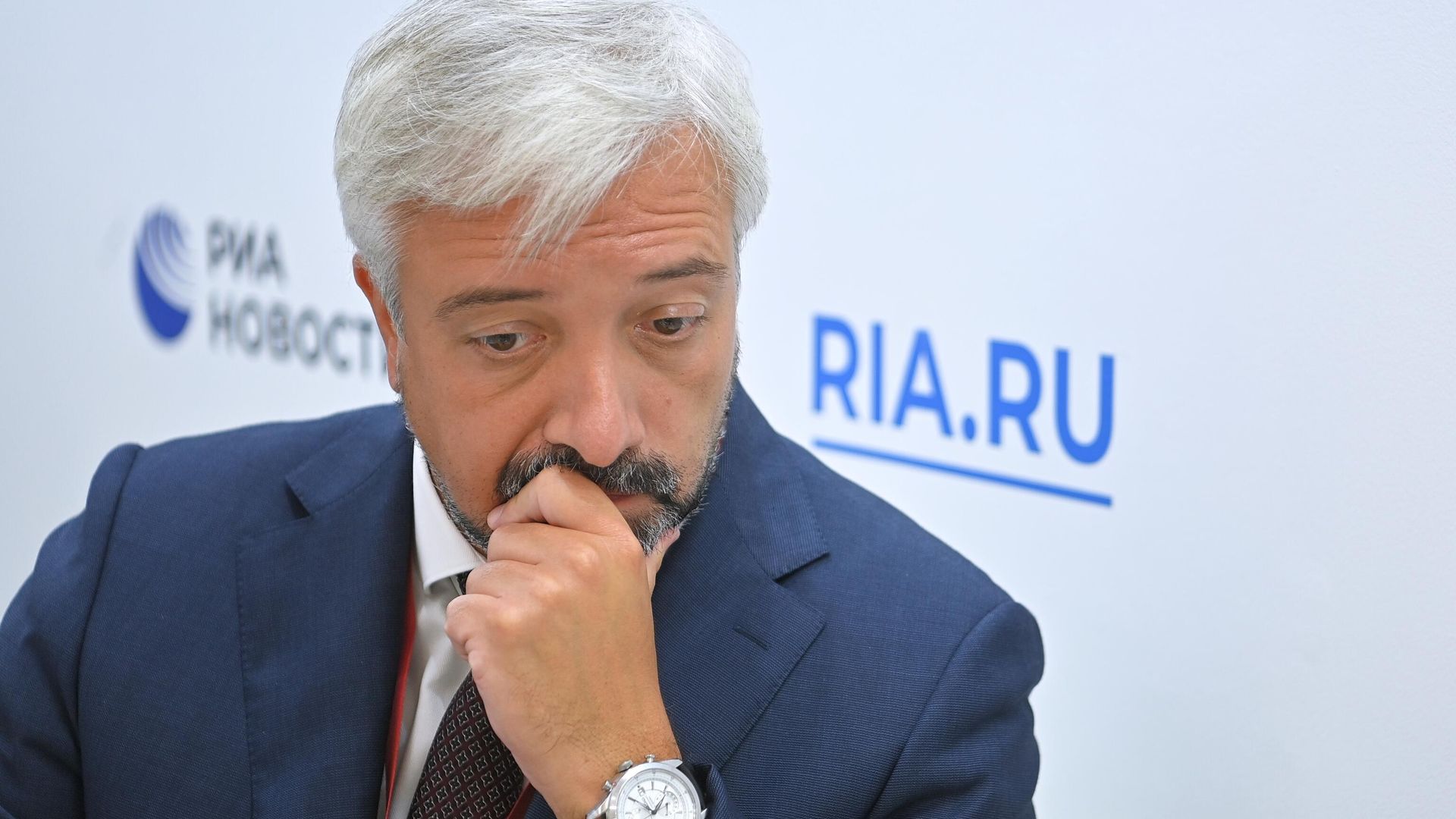 Руководитель Россотрудничества Евгений Примаков во время интервью на стенде Международного информационного агентства (МИА) Россия сегодня на VI Восточном экономическом форуме во Владивостоке Руководитель Россотрудничества Евгений Примаков во время интервью на стенде Международного информационного агентства (МИА) Россия сегодня на VI Восточном экономическом форуме во Владивостоке - РИА Новости, 1920, 02.12.2021