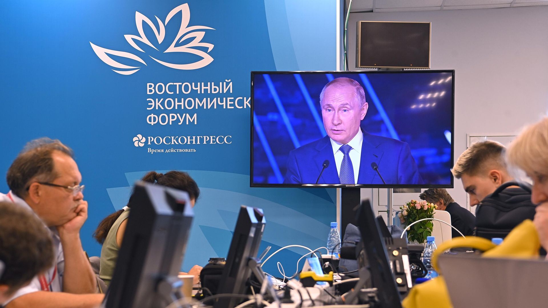 Трансляция выступления президента РФ Владимира Путина на VI Восточном экономическом форуме во Владивостоке Трансляция выступления президента РФ Владимира Путина на VI Восточном экономическом форуме во Владивостоке - РИА Новости, 1920, 03.09.2021