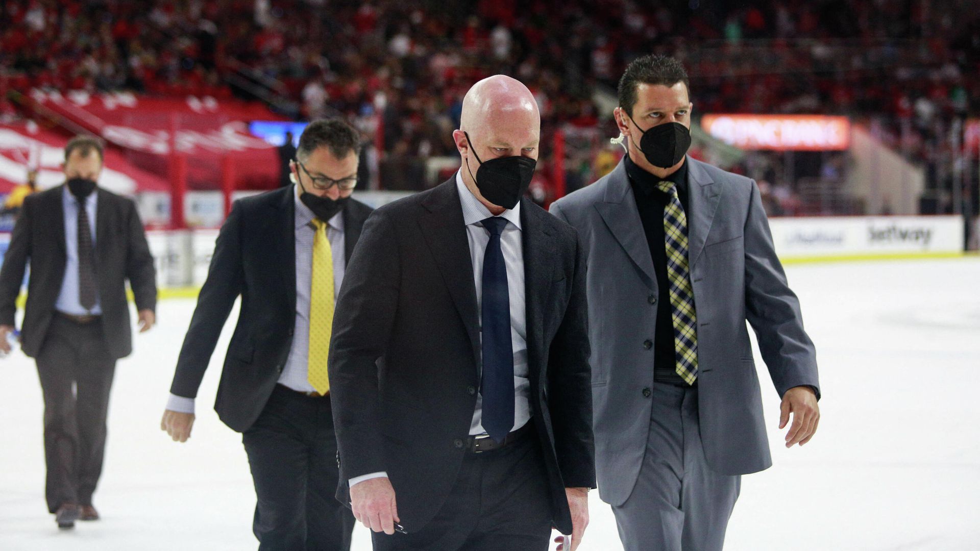 RALEIGH, NC - MAY 25: Head coach John Hynes of the Nashville Predators leaves the ice in Game Five of the First Round of the 2021 Stanley Cup Playoffs against the Carolina Hurricanes at the PNC Arena on May 25, 2021 in Raleigh, North Carolina. Jenna Miller/Getty Images/AFP (Photo by Jenna Miller / GETTY IMAGES NORTH AMERICA / Getty Images via AFP) RALEIGH, NC - MAY 25: Head coach John Hynes of the Nashville Predators leaves the ice in Game Five of the First Round of the 2021 Stanley Cup Playoffs against the Carolina Hurricanes at the PNC Arena on May 25, 2021 in Raleigh, North Carolina. Jenna Miller/Getty Images/AFP (Photo by Jenna Miller / GETTY IMAGES NORTH AMERICA / Getty Images via AFP) - РИА Новости, 1920, 03.09.2021