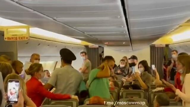 Дебоширку выводят из самолета под аплодисменты Дебоширку выводят из самолета под аплодисменты - РИА Новости, 1920, 04.09.2021