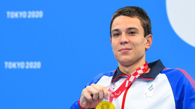 Российский спортсмен, член сборной России (команда ПКР) Роман Жданов, завоевавший золотую медаль в соревнованиях по плаванию на дистанции на 50 метров брассом среди мужчин в классе SB3 на XVI Летних Паралимпийских играх в Токио, на церемонии награждения.