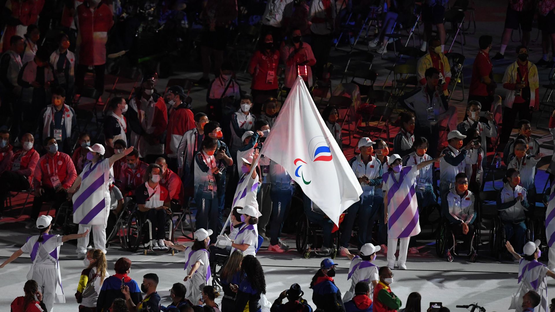 Знаменосец команды Паралимпийского комитета России (команда ПКР), пловец Роман Жданов во время торжественной церемонии закрытия XVI летних Паралимпийских игр в Токио на Национальном олимпийском стадионе. Знаменосец команды Паралимпийского комитета России (команда ПКР), пловец Роман Жданов во время торжественной церемонии закрытия XVI летних Паралимпийских игр в Токио на Национальном олимпийском стадионе. - РИА Новости, 1920, 05.09.2021