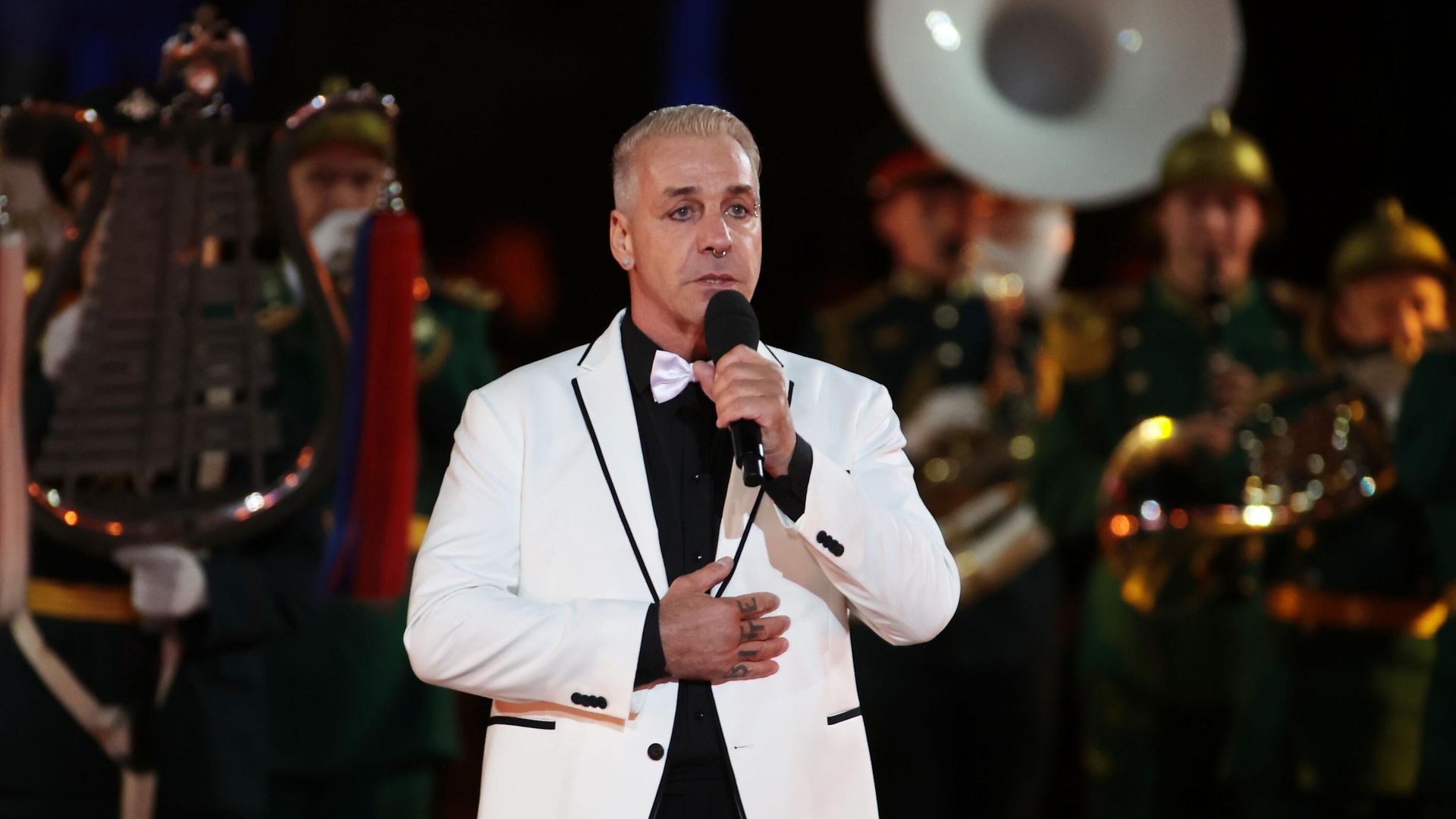 Участник группы Rammstein Тилль Линдеманн во время выступления на торжественной церемонии закрытия XIV Международного военно-музыкального фестиваля Спасская башня на Красной площади в Москве Участник группы Rammstein Тилль Линдеманн во время выступления на торжественной церемонии закрытия XIV Международного военно-музыкального фестиваля Спасская башня на Красной площади в Москве - РИА Новости, 1920, 25.07.2023