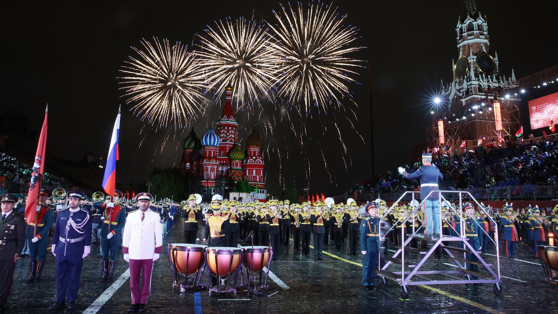 Салют во время Международного военно-музыкального фестиваля Спасская башня на Красной площади в Москве Салют во время Международного военно-музыкального фестиваля Спасская башня на Красной площади в Москве - РИА Новости, 1920, 30.04.2024