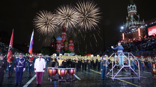 Салют во время Международного военно-музыкального фестиваля Спасская башня на Красной площади в Москве Салют во время Международного военно-музыкального фестиваля Спасская башня на Красной площади в Москве