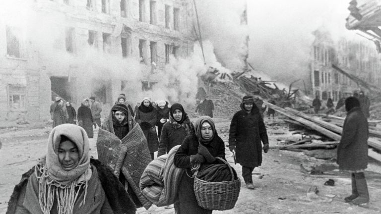 Жители блокадного Ленинграда выходят из бомбоубежища после отбоя тревоги Жители блокадного Ленинграда выходят из бомбоубежища после отбоя тревоги