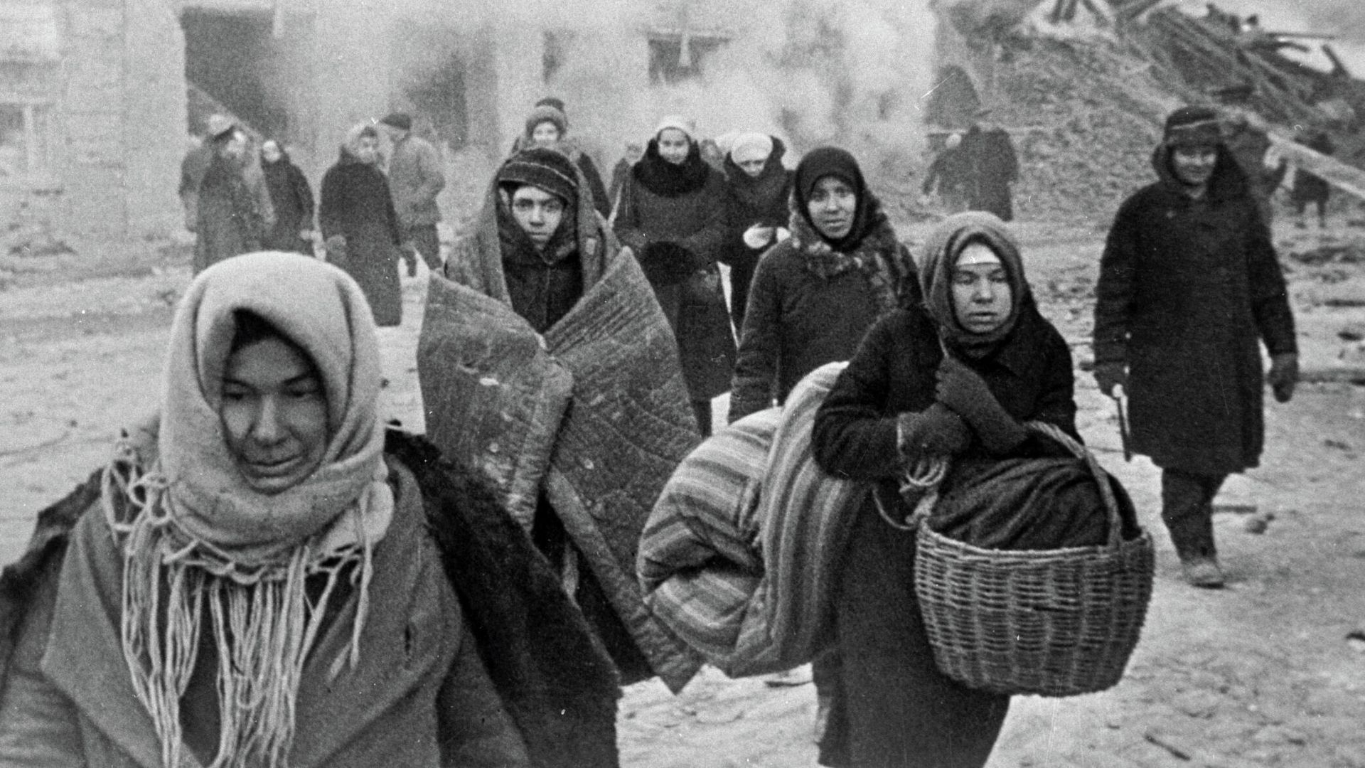 Жители блокадного Ленинграда выходят из бомбоубежища после отбоя тревоги Жители блокадного Ленинграда выходят из бомбоубежища после отбоя тревоги - РИА Новости, 1920, 21.01.2022