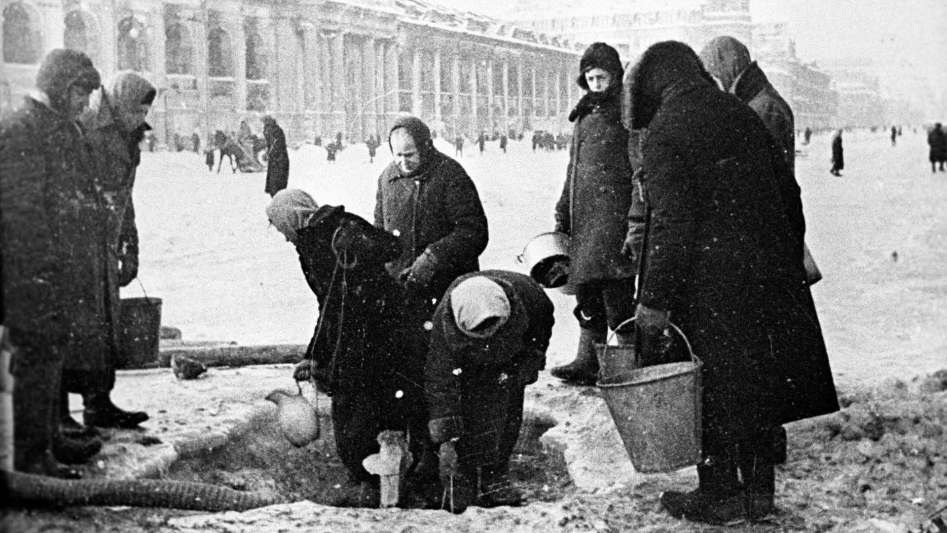Жители блокадного Ленинграда набирают воду, появившуюся после артобстрела в пробоинах в асфальте на Невском проспекте Жители блокадного Ленинграда набирают воду, появившуюся после артобстрела в пробоинах в асфальте на Невском проспекте - РИА Новости, 1920, 08.09.2021