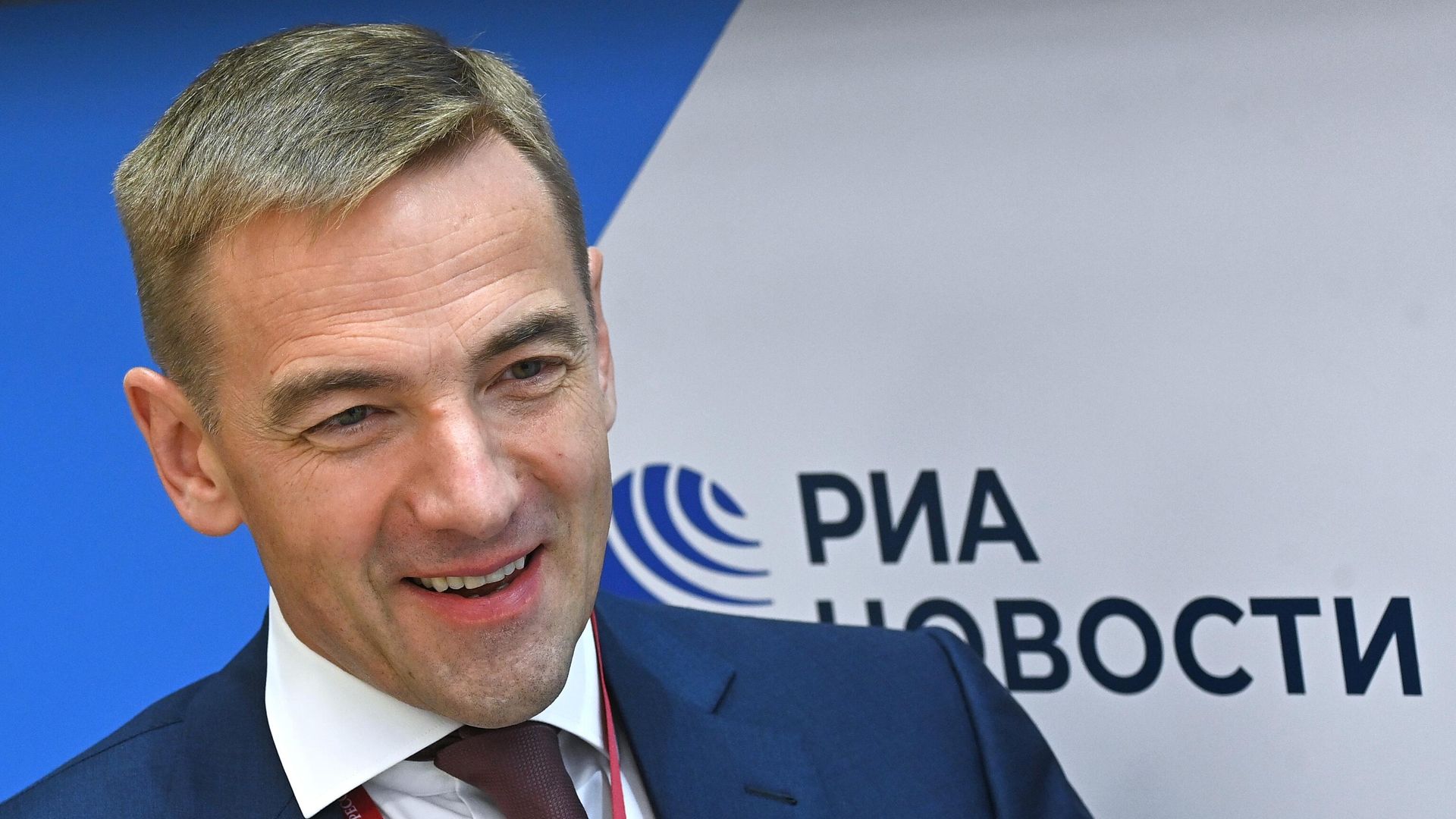 Статс-секретарь - заместитель министра промышленности и торговли РФ Виктор Евтухов во время интервью на стенде МИА Россия сегодня на VI Восточном экономическом форуме во Владивостоке - РИА Новости, 1920, 06.09.2021