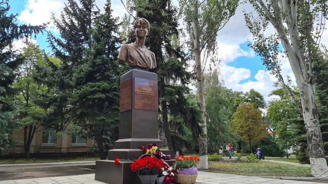Бюст Елизавете Глинке в Луганске