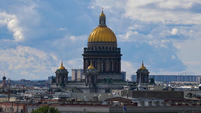 Вид на Исаакиевский собор в Санкт-Петербурге Вид на Исаакиевский собор в Санкт-Петербурге