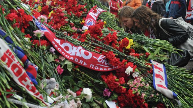 Болельщики ярославской хоккейной команды Локомотив, погибшей в катастрофе самолеты Як-42 рядом с аэропортом Туношна, возлагают цветы у стадиона Арена-2000.