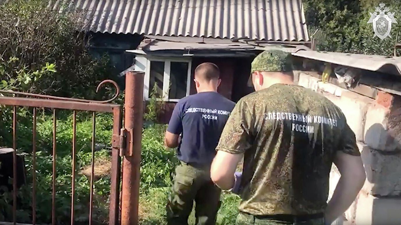 Сотрудники СК РФ на месте убийства двух девочек в Киселевске Сотрудники СК РФ на месте убийства двух девочек в Киселевске - РИА Новости, 1920, 08.09.2021