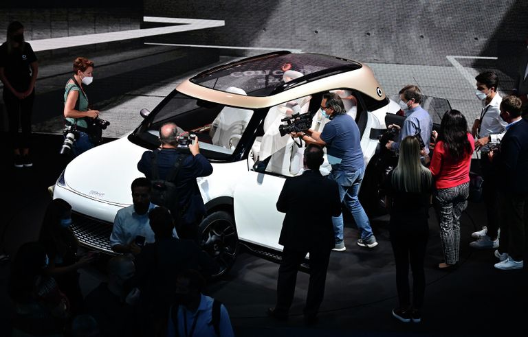 Люди возле Smart concept Mercedes-Benz на Международном Мюнхенском автосалоне Люди возле Smart concept Mercedes-Benz на Международном Мюнхенском автосалоне