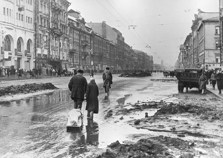 Блокада Ленинграда. Родственники везут на кладбище умершего от голода ленинградца Блокада Ленинграда. Родственники везут на кладбище умершего от голода ленинградца
