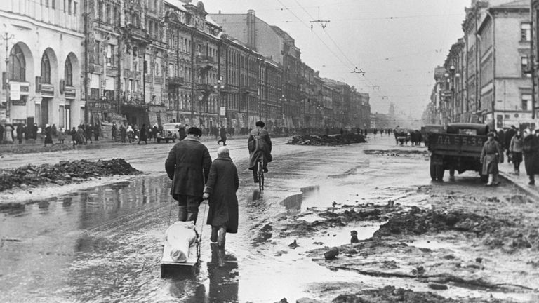 Блокада Ленинграда. Родственники везут на кладбище умершего от голода ленинградца Блокада Ленинграда. Родственники везут на кладбище умершего от голода ленинградца