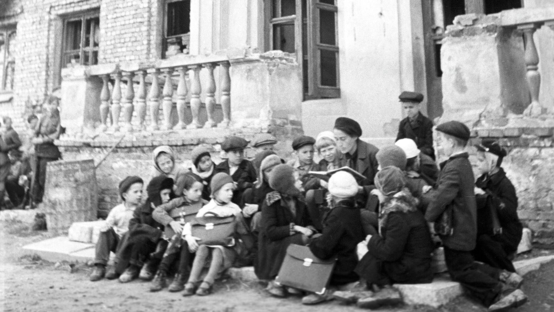 Урок на крыльце разрушенной немецкими обстрелами школы в блокадном Ленинграде Урок на крыльце разрушенной немецкими обстрелами школы в блокадном Ленинграде - РИА Новости, 1920, 27.01.2022