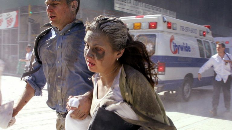 Люди бегут во время теракта 11 сентября 2001 в Нью-Йорке Люди бегут во время теракта 11 сентября 2001 в Нью-Йорке