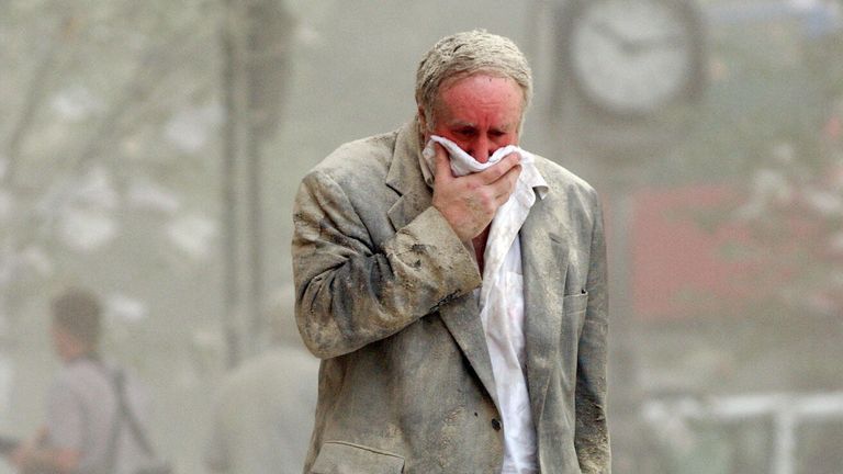 Мужчина во время теракта 11 сентября 2001 в Нью-Йорке Мужчина во время теракта 11 сентября 2001 в Нью-Йорке