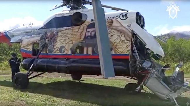 Поднятый со дна озера вертолет Ми-8 в Камчатском крае. Кадр видео