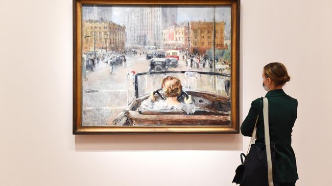 Девушка у картины Юрия Пименова Новая Москва (1937 г.) в Третьяковской галерее на Крымском Валу в Москве Девушка у картины Юрия Пименова Новая Москва (1937 г.) в Третьяковской галерее на Крымском Валу в Москве